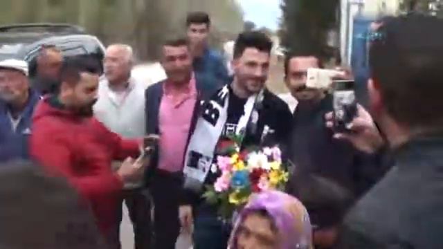 Beşiktaşlı futbolcu Tolgay Arslan köyünü ziyaret etti смотреть онлайн