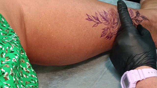 ТАТУ. БЪЁМ ЖЕНЕ РОЗУ.