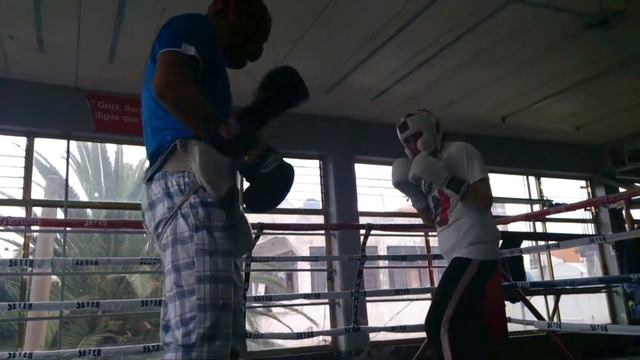 JESSICA LA "LEONA" GONZALEZ Y JUAN CARLOS SALGADO HACEN GUANTES смотреть онлайн