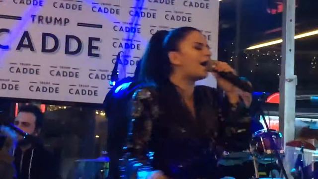 Merve Özbey Trump Cadde konser смотреть онлайн