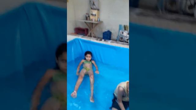 Ber E Mica  Na Piscina  2