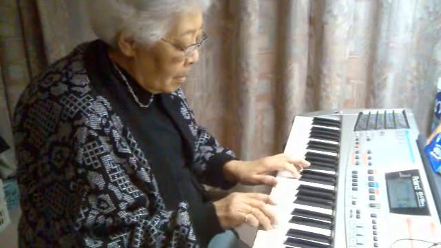 oma die op haar keyboard speelt смотреть онлайн