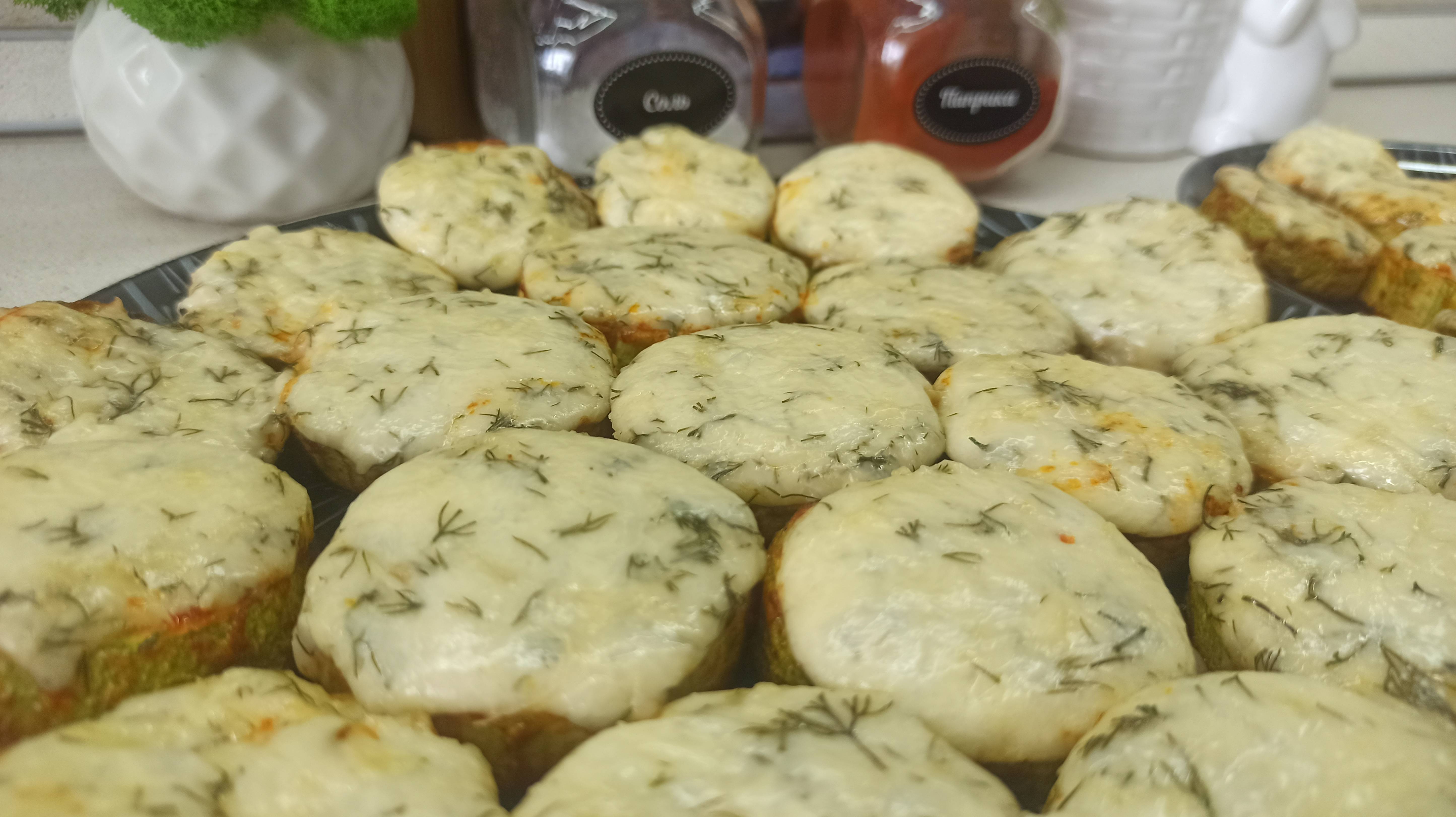 Кабачки в духовке под сырной шапочкой.