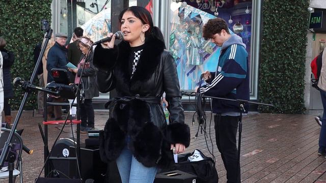 Passer-by Sophie Joins The Fun In Cork And Takes To The Mic For "Valerie" (Amy Winehouse/M Ronson) смотреть онлайн
