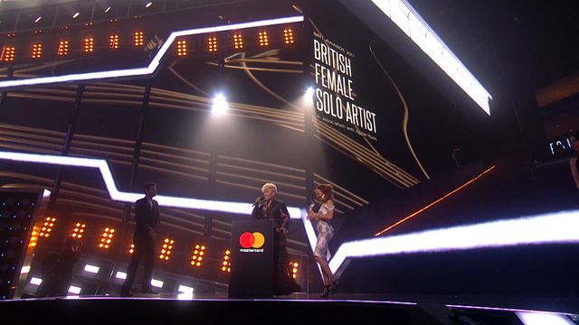 Emeli Sandé wins British Female Solo Artist | The BRITs 2017 смотреть онлайн