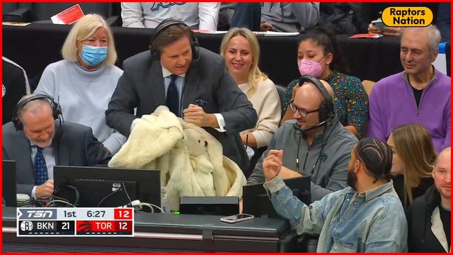 Drake Hands Jack Armstrong his Drip 🔥 - Raptors vs Nets смотреть онлайн