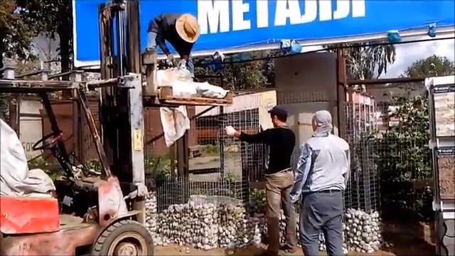 Наполняем  габион