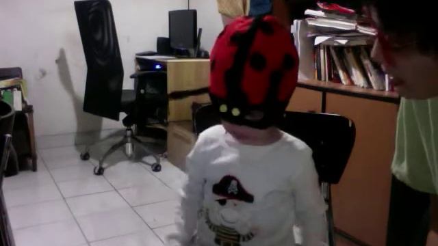 Baby Adolf and Mom (becomes a pirate, bug, and bee in one time) смотреть онлайн