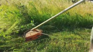 Покос травы бензокосой. Кошение травы бензотриммером