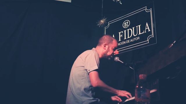 Manu Clavijo “Me desenero” смотреть онлайн