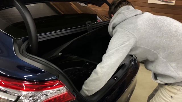 Улучшение максимальной комплектации Тойота Камри (Toyota Camry привод багажника, андроид магнитола) смотреть онлайн