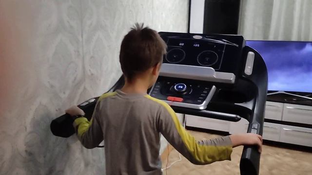 Новая игрушка, теперь будем бегать даже в ненастную погоду... смотреть онлайн