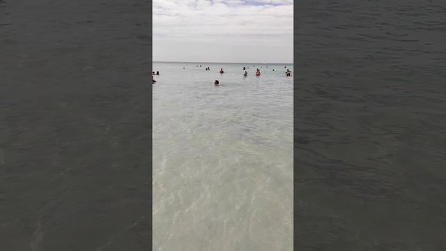 Безмятежное море на пляже Ката в марте. Пхукет/Таиланд