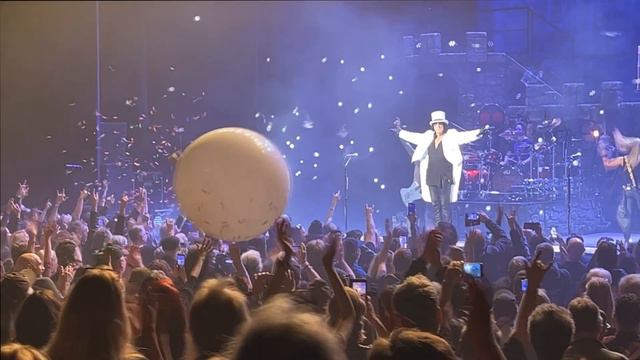 Alice Cooper performing School's Out / Another Brick in the Wall in Toronto on March 26, 2022 смотреть онлайн