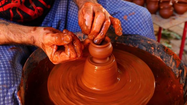 Лучший гончар Юга меняет место работы и показывает как работать на гончарном круге. смотреть онлайн