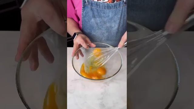 Лепешка с беконом и омлетом на завтрак смотреть онлайн