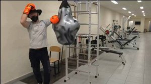 Тренировка на водоналивной боксерской груше в форме силуэта человека.