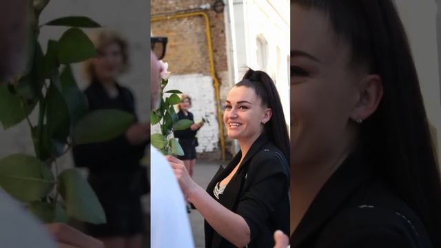 Я подарил девушкам 100 роз, но только на одной из них было особенное послание… путевка в мир релакса смотреть онлайн