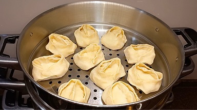 СОЧНЫЕ УЗБЕКСКИЕ МАНТЫ с сырым картофелем Это очень вкусно и не дорого Тесто на манты смотреть онлайн