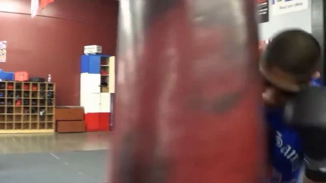heavy handed irvin garcia working out in oxnard EsNews Boxing смотреть онлайн