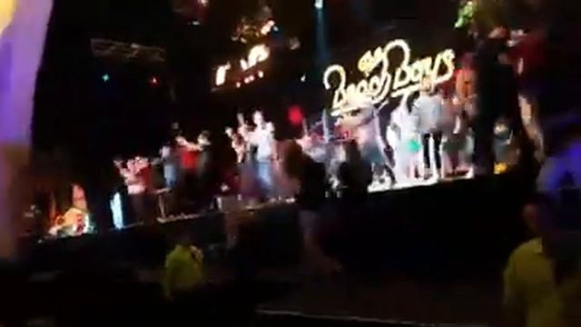 Universal Studios 2018 Mardi Gras. The Beach Boys- Barbara Ann & Fun Fun Fun смотреть онлайн
