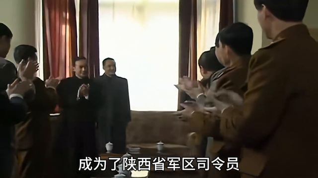 1981年军区司令在村镇视察途中，遭到混混碰瓷讹诈：你给我滚出去 смотреть онлайн
