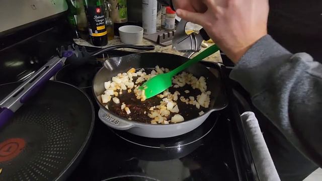 World's Lowest Calorie Chicken Alfredo!? Keto Friendly, Low Carb, Creamy w/ Shirataki Noodles 😮 смотреть онлайн