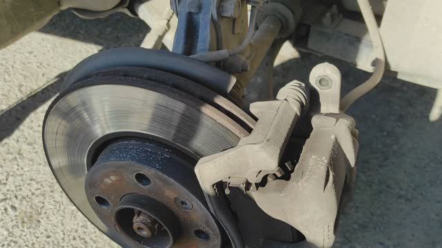 Замена передних тормозных колодок на Lada Vesta смотреть онлайн