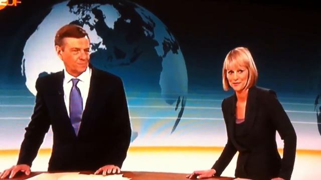 Moderator zeigt Vogel смотреть онлайн