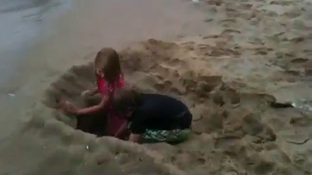 Christian & Lillian make sand seawall. смотреть онлайн