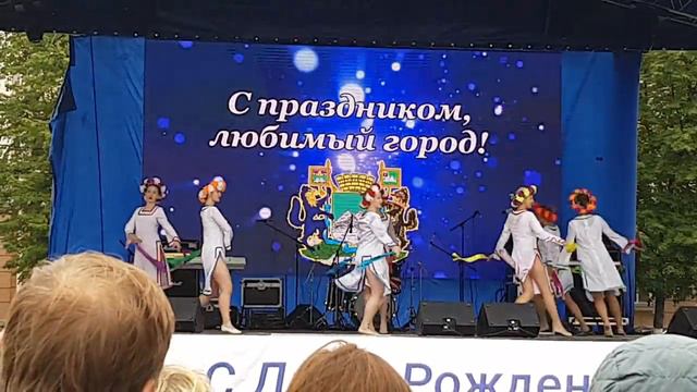 Красивый танец в день города Кургана смотреть онлайн