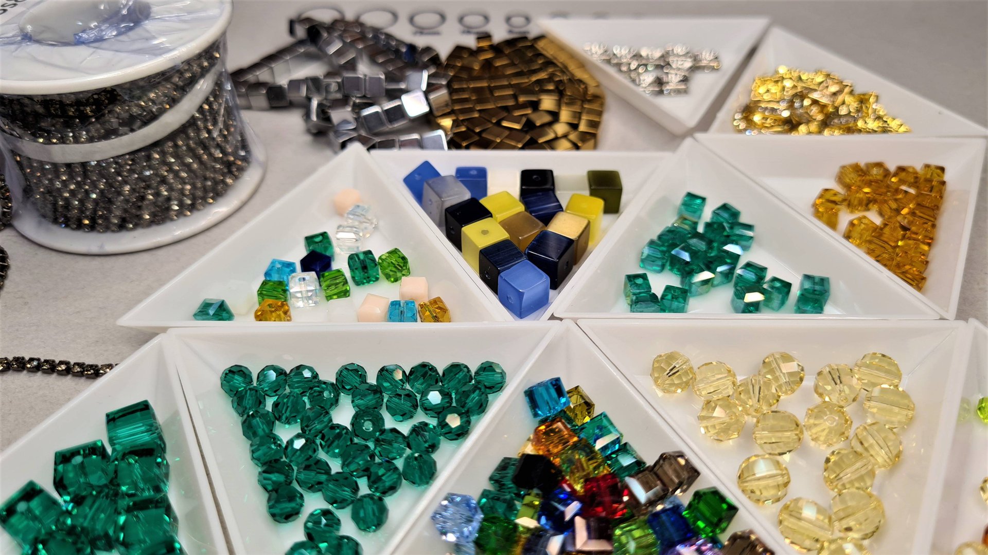 AliExpress🛒 Хрустальные, сатиновые бусины, гематит и др. для украшений в стиле Кур де Лион. смотреть онлайн