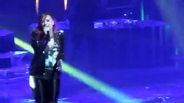 Dianna De La Garza Dancing On Stage During Unbroken Demi Lovato - Neon Lights Tour смотреть онлайн