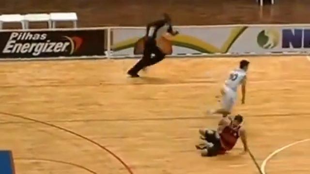Laprovittola encera o chão com a bunda depois do drible do Helinho смотреть онлайн