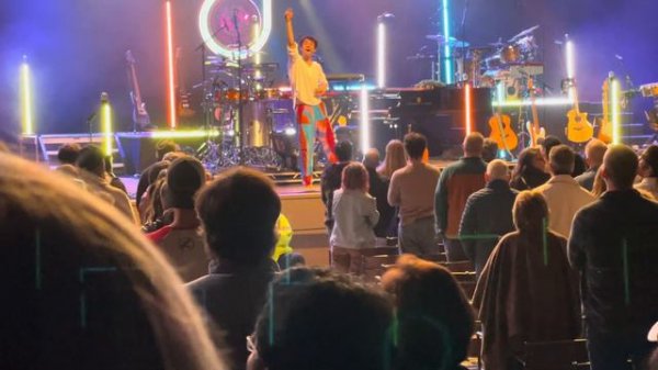 Jacob Collier- Somebody to Love, with audience choir