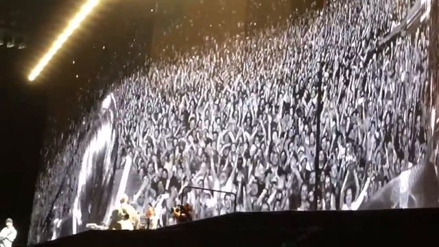 Larry Mullen Cam "We believe in you Larry Mullen Jr!" #U2TheJoshuaTree2017 смотреть онлайн