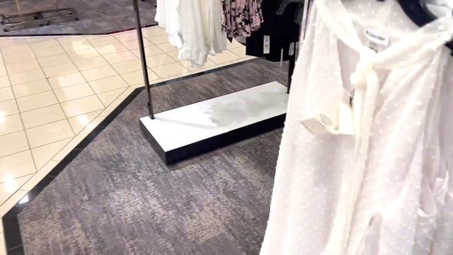 KARL LAGERFELD PARIS SHOPPING смотреть онлайн