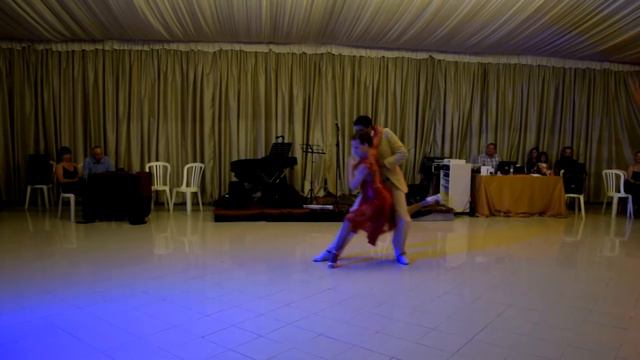 Leonardo Mosqueda & Carina Lucca bailan Gallo Ciego смотреть онлайн