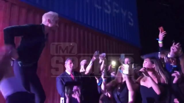 Chloe Kim Crushes Cardi B Rap with G-Eazy at ESPYs Party | TMZ Sports смотреть онлайн