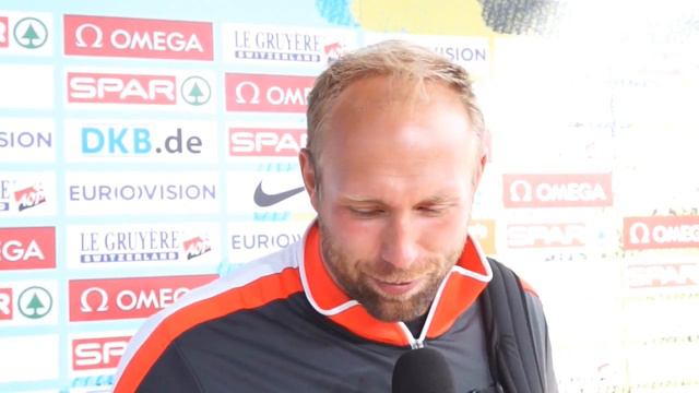 Robert Harting (GER) after winning Discus Throw смотреть онлайн