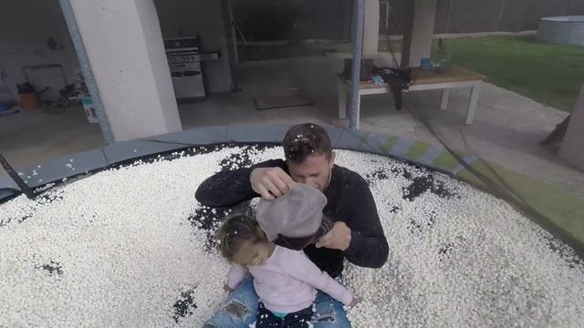 LLENAMOS una CAMA ELÁSTICA con MILLONES de PALOMITAS y salto extremo desde el BALCÓN!! смотреть онлайн