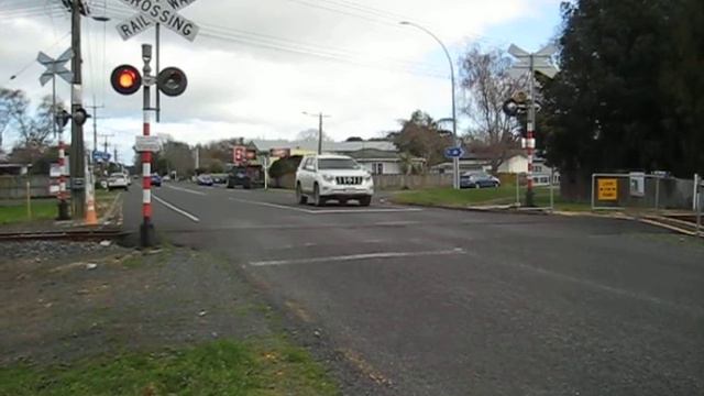 Tauwhare Road level crossing in Matangi смотреть онлайн