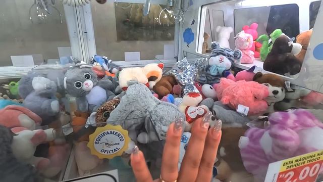 OLHA O TANTO DE URSOS QUE CONSEGUIMOS PEGAR NA MÁQUINA DE URSOS смотреть онлайн