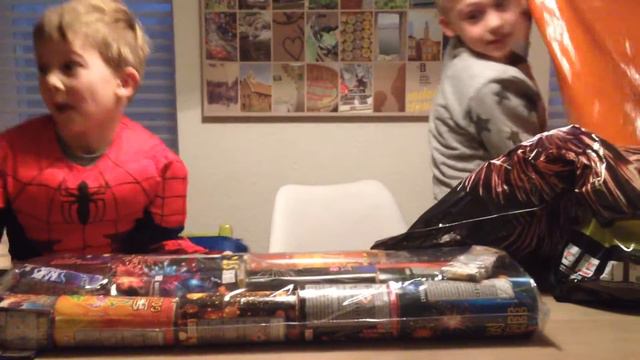 Vlog 1 Vuurwerk Uitpakken Met Mika En Levi!