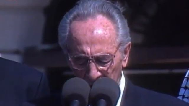 Shimon Peres speaking after the signing of the Israeli/PLO peace agreement смотреть онлайн