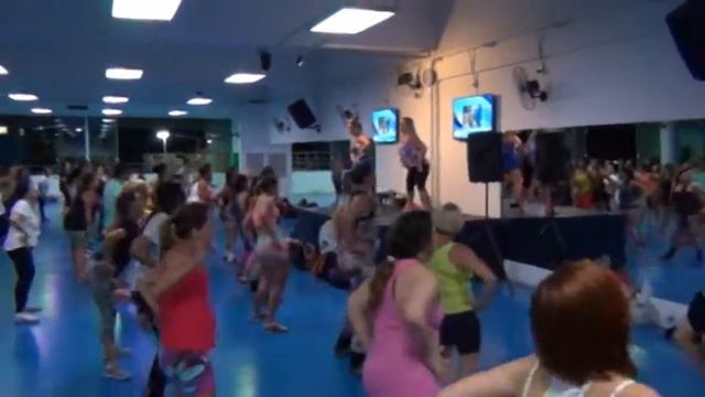 AULA DE RITMOS MIX 21 - Profa. e Coreógrafa Miriam Pellin - coreografia Metela Sacala - El Chevo смотреть онлайн