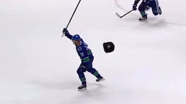 Daniel Sedin OT Goal in final home game. смотреть онлайн
