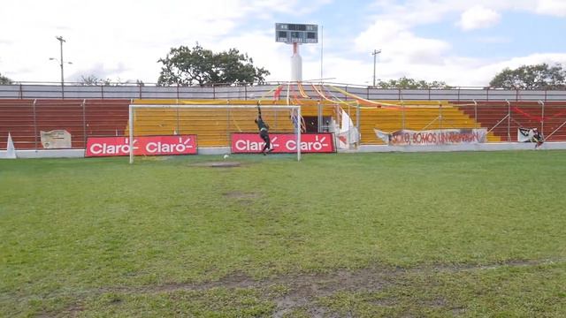 Primera vez con una jugadora profesional, Katy Beza / Retos de Fútbol смотреть онлайн