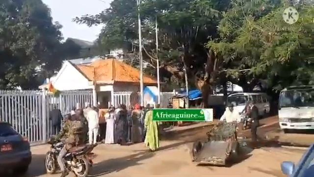 Convoqués par le colonel Doumbouya, les DAF rejoignent le palais Mohamed V смотреть онлайн