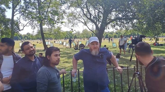 Speakers Corner - Hamza makes Excuses why not to debate Chris, and then Pushes Muslim Camera Away смотреть онлайн